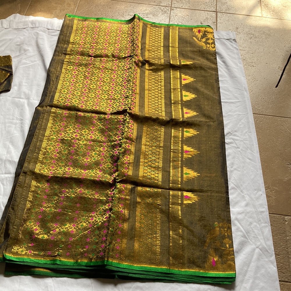 Saree With Golden Thread And Parrots Border View 5